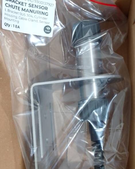 BRACKET SENSOR CHUTE MANURING